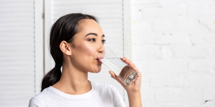 Veja como beber água no horário certo pode melhorar seu metabolismo e disposição