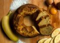 Sem açúcar e com poucos ingredientes, este bolo de banana virou queridinho para comer no café