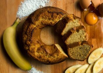 Sem açúcar e com poucos ingredientes, este bolo de banana virou queridinho para comer no café