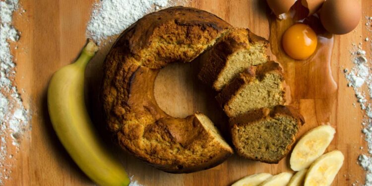 Sem açúcar e com poucos ingredientes, este bolo de banana virou queridinho para comer no café