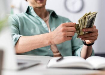 Trabalhar melhor sem ganhar só o salário: setores apostam em bônus e benefícios