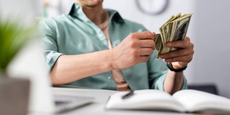 Trabalhar melhor sem ganhar só o salário: setores apostam em bônus e benefícios