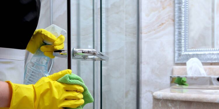 Esses truques simples e misturas caseiras ajudam a limpar o box do banheiro, remover manchas e manter o vidro brilhando por mais tempo