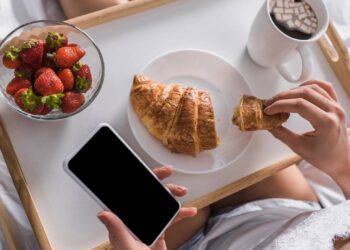 Manhãs corridas sem culpa: 5 opções de cafés saudáveis  que sustentam seu dia