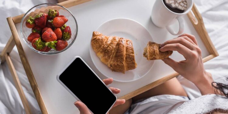 Manhãs corridas sem culpa: 5 opções de cafés saudáveis que sustentam seu dia