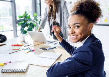 Seis habilidades práticas ajudam a crescer na carreira, ganhar mais e se destacar, mesmo em cenários incertos