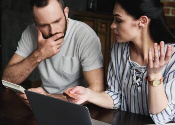 Parcelar suas compras pode salvar ou comprometer seu orçamento: entenda como isso afeta sua vida financeira