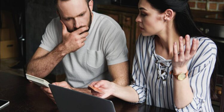 Parcelar suas compras pode salvar ou comprometer seu orçamento: entenda como isso afeta sua vida financeira