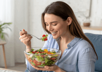 Balde de salada fit: opção leve e proteica para quem quer emagrecer se alimentando bem