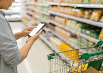 Como economizar até 30% nas compras no supermercado usando apenas o celular