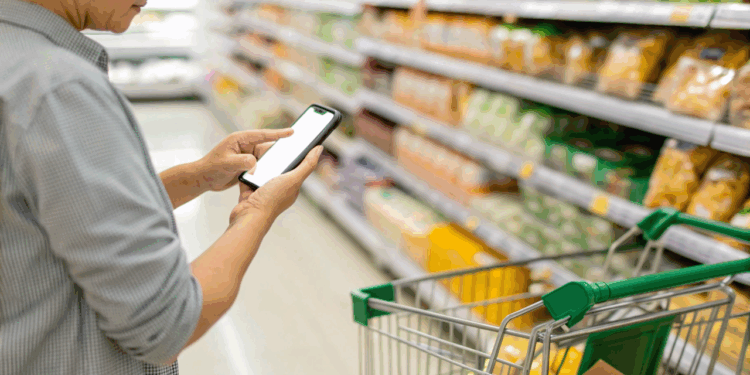 Como economizar até 30% nas compras no supermercado usando apenas o celular