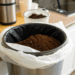 Como eliminar o mau cheiro de lixo da sua cozinha usando café usado no dia a dia