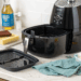 Como limpar a airfryer da maneira correta sem estragar e evitar que gordura queime os alimentos