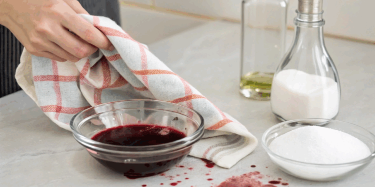 Como remover manchas de vinho tinto em roupas e tecidos sem gastar com produtos caros