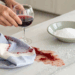 Como remover manchas de vinho tinto em roupas e tecidos sem gastar com produtos caros