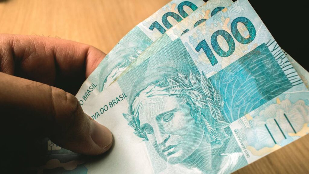 Salário mínimo de R$ 1.921,72 já foi aprovado e entra em vigor no Brasil
