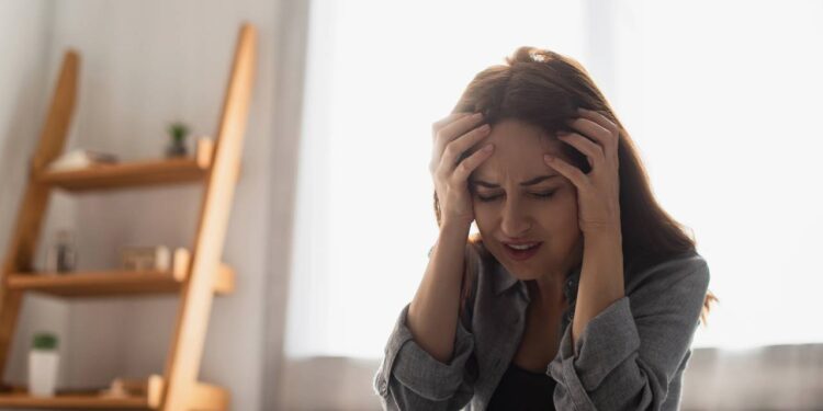 Dor de cabeça no fim do dia intenso de trabalho? Estas 3 ervas simples podem ajudar no alívio