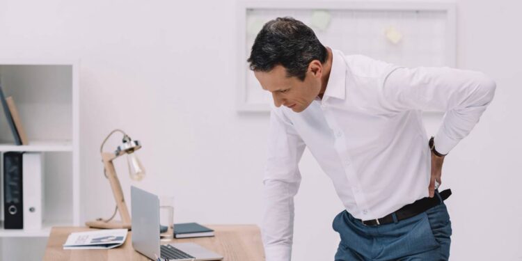 Sofrendo com lombar travada? Estes movimentos simples em 5 minutos vão aliviar suas dores