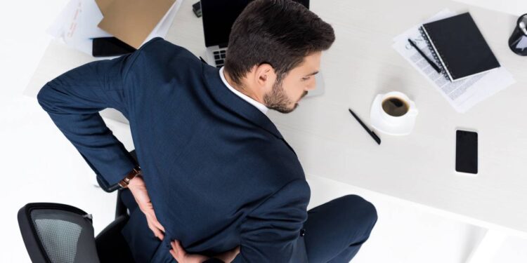 Exercícios para fazer em 5 minutos que aliviam dores nas costas sem precisar de equipamentos