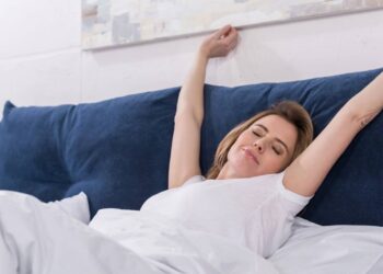 Hábitos práticos que ajudam a melhorar o descanso noturno, com ajustes simples na rotina