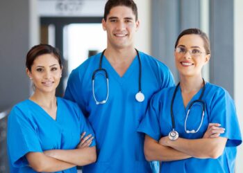 Público ou privado: onde o enfermeiro no Brasil ganha mais e vive melhor?