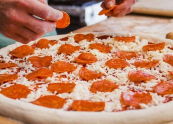 Para impressionar convidados, aprenda a fazer pizza caseira que parece de pizzaria em apenas 15 minutos