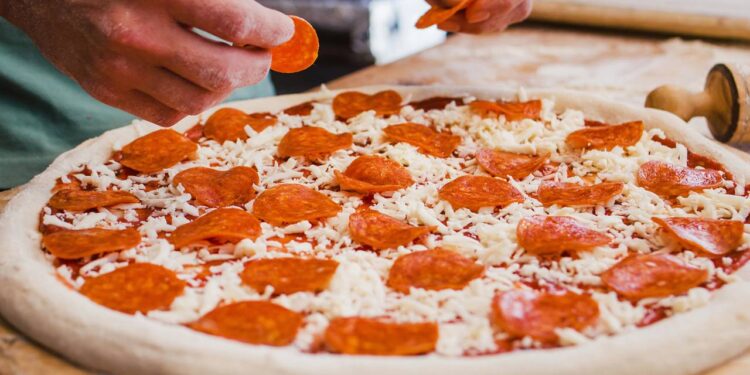 Para impressionar convidados, aprenda a fazer pizza caseira que parece de pizzaria em apenas 15 minutos