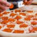 Para impressionar convidados, aprenda a fazer pizza caseira que parece de pizzaria em apenas 15 minutos