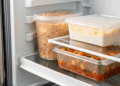 O que acontece dentro da geladeira quando você guarda alimentos quentes