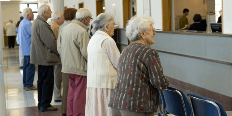 Ao completar 60 anos em 2026, cidadãos passam a ter novos direitos e benefícios