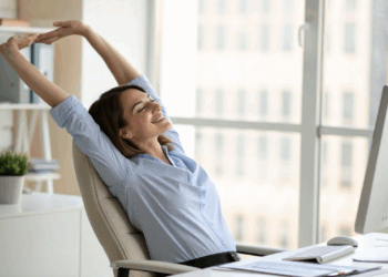 Para evitar dores na coluna, veja os alongamentos que podem ser feitos no trabalho