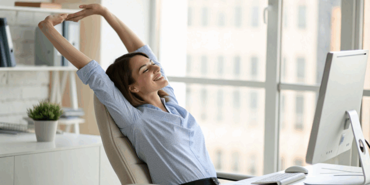 Para evitar dores na coluna, veja os alongamentos que podem ser feitos no trabalho