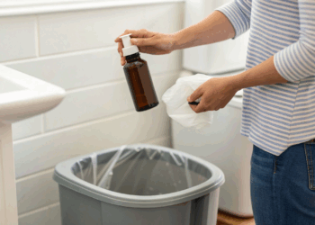 Sacos plásticos e bicarbonato: como essas mudanças deixam o lixo do banheiro sem cheiro