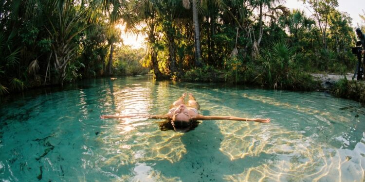 O paraíso brasileiro de águas azul-turquesa onde você flutua sem esforço no coração do Cerrado