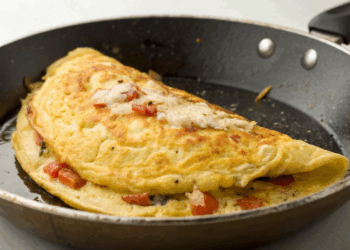 Receita simples, sabor surpreendente: lanche de frigideira com ovo pronto em dez minutos