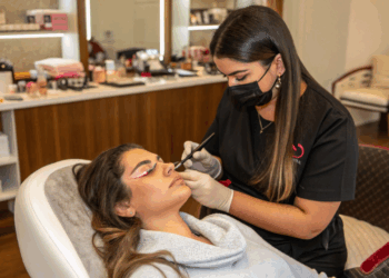 Antes de investir na área, veja quanto ganha uma lash designer de verdade