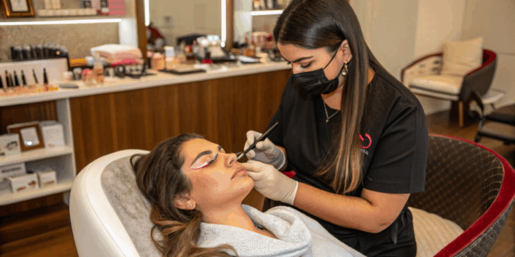 Antes de investir na área, veja quanto ganha uma lash designer de verdade