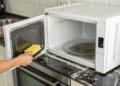 Estas receitas caseiras eliminam gordura e odores do seu micro-ondas instantaneamente