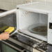 Estas receitas caseiras eliminam gordura e odores do seu micro-ondas instantaneamente