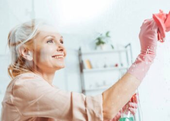 Vidros sem manchas: solução rápida com vinagre e microfibra