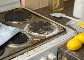 Como limpar fogão encardido com receitinha caseira usando itens que você joga fora normalmente