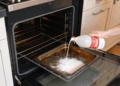 Como limpar o forno em 10 minutos e evitar produtos químicos fortes com misturinha mágica