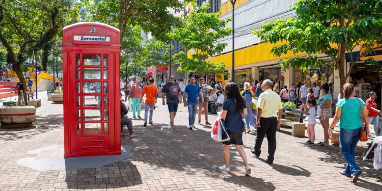Essa cidade fundada pelos britânicos na década de 1930 ganhou o apelido de “Pequena Londres” e hoje encanta com parques arborizados e qualidade de vida