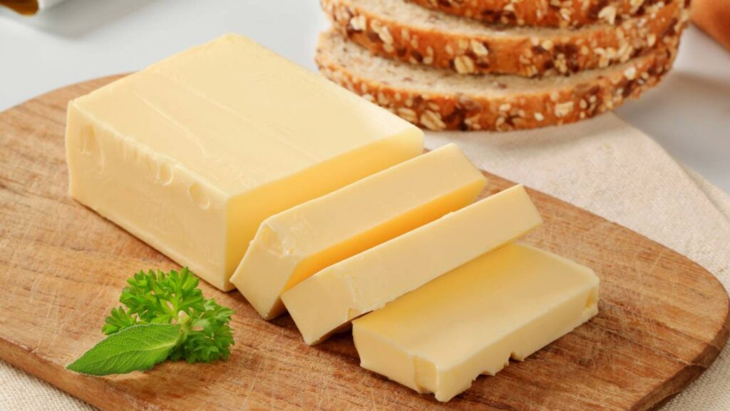 Escolher entre manteiga e margarina influencia o custo e o resultado final das receitas