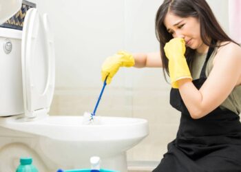 Banheiro limpo, mas com odor estranho? Um ingrediente simples da sua cozinha ajuda a resolver