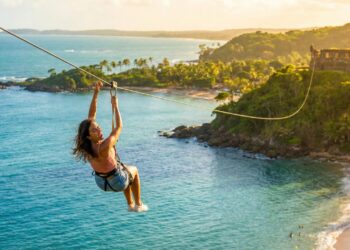 O vilarejo brasileiro onde carros não entram e a praia esconde piscinas naturais transparentes