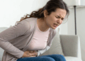 Dor da cólica intensa? Técnicas simples ajudam a reduzir o desconforto imediatamente