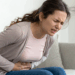 Dor da cólica intensa? Técnicas simples ajudam a reduzir o desconforto imediatamente