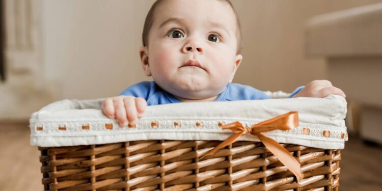 Nomes de luz e força ganham popularidade e podem impactar autoestima das crianças