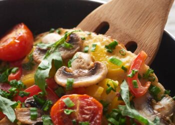 Quer uma refeição leve à noite? Essa combinação de omelete com vegetais não pesa e sustenta